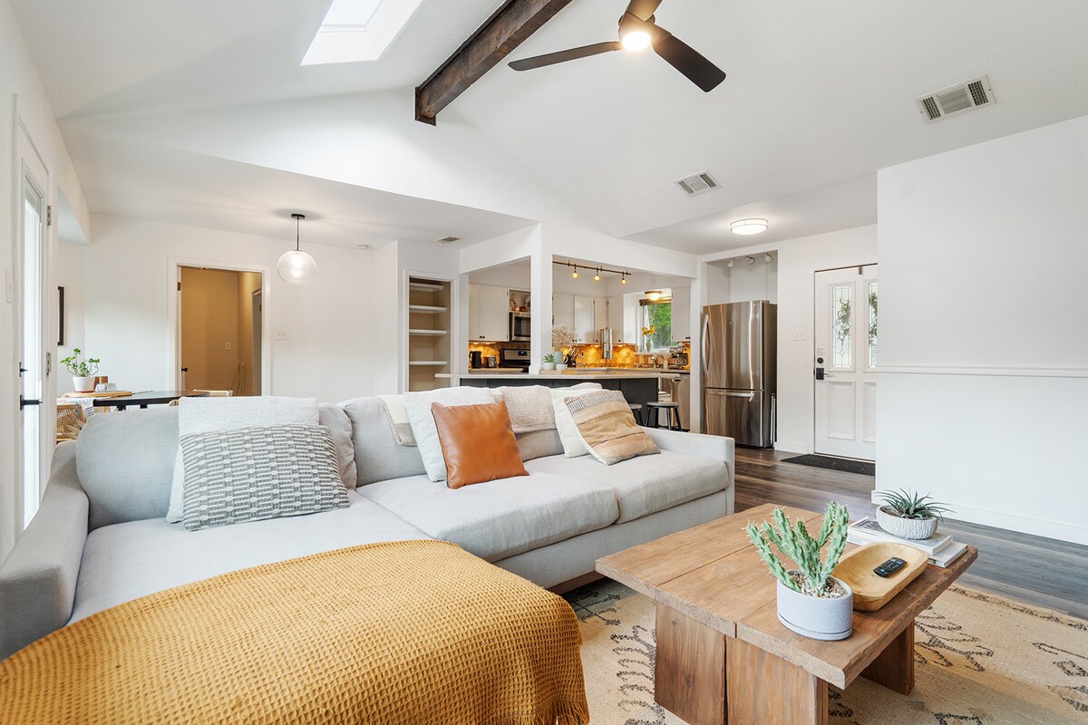 bright room in happy home + 15 min to downtown ATX