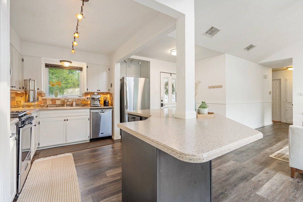 bright room in happy home + 15 min to downtown ATX
