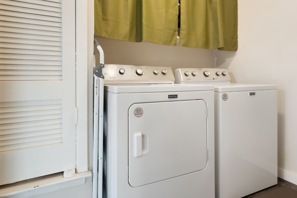 bright room in happy home + 15 min to downtown ATX