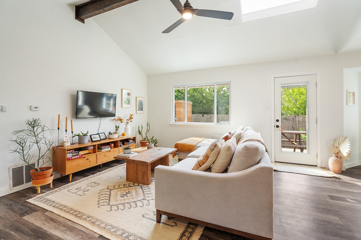 bright room in happy home + 15 min to downtown ATX