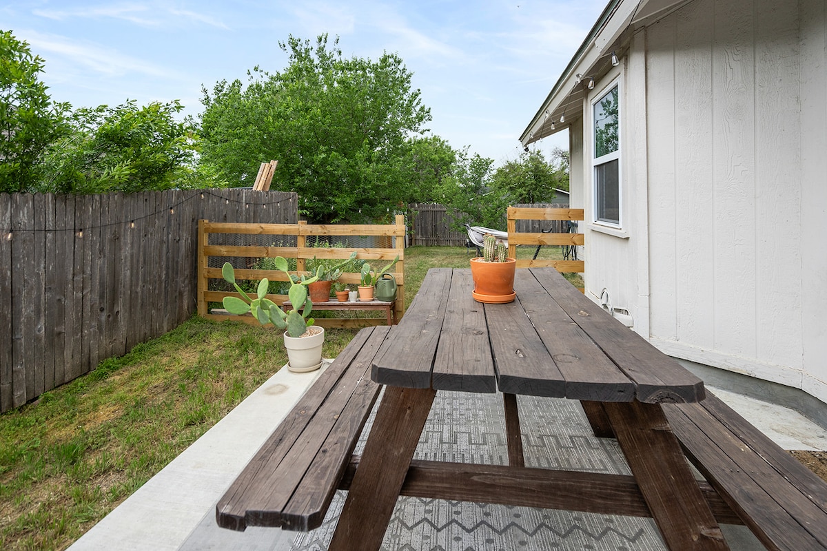 bright room in happy home + 15 min to downtown ATX