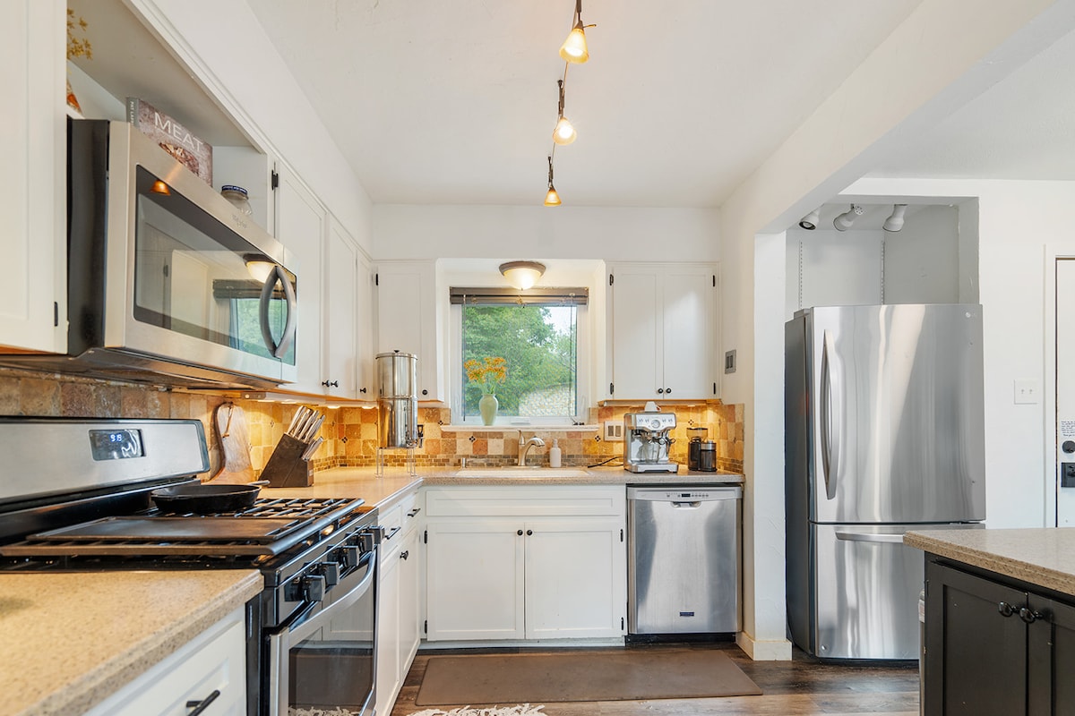 spacious room in happy home + 15 min to downtown