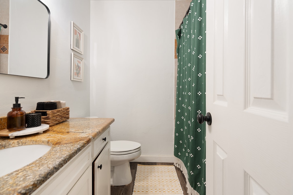 spacious room in happy home + 15 min to downtown