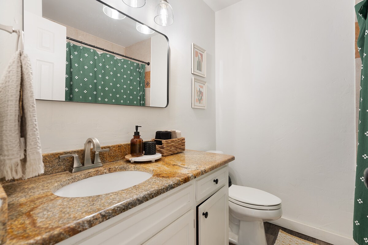spacious room in happy home + 15 min to downtown