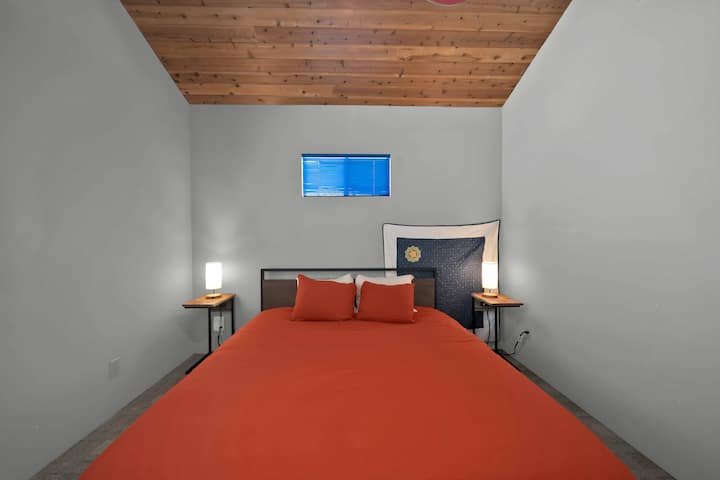 La deuxième chambre au deuxième étage est meublée d'un lit king size luxueux.