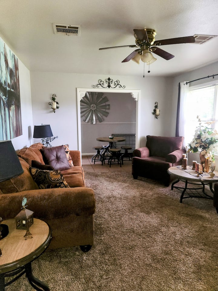 Adorable Pet Friendly (No Fee) Lake Charles Home - Lake Charles, LA