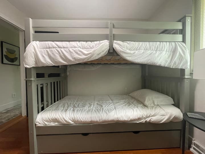 ห้องนอนหมายเลข 2 เตียงสองชั้นใหม่พร้อมฟูกนอนขนาดใหญ่เด็กหรือผู้ใหญ่!