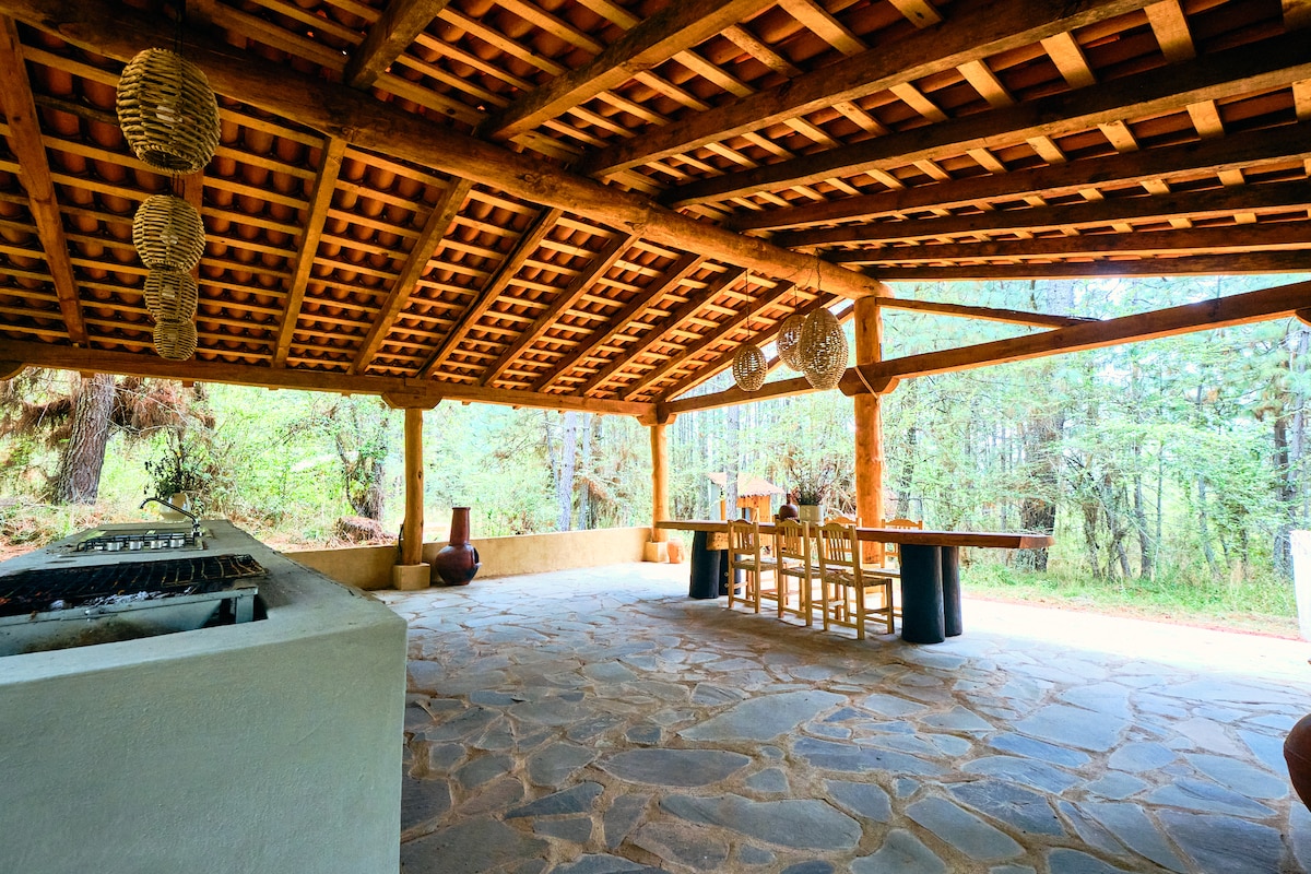 Anuncio de Airbnb popular: Conífera cabin in the woods | Toro en Juanacatlán