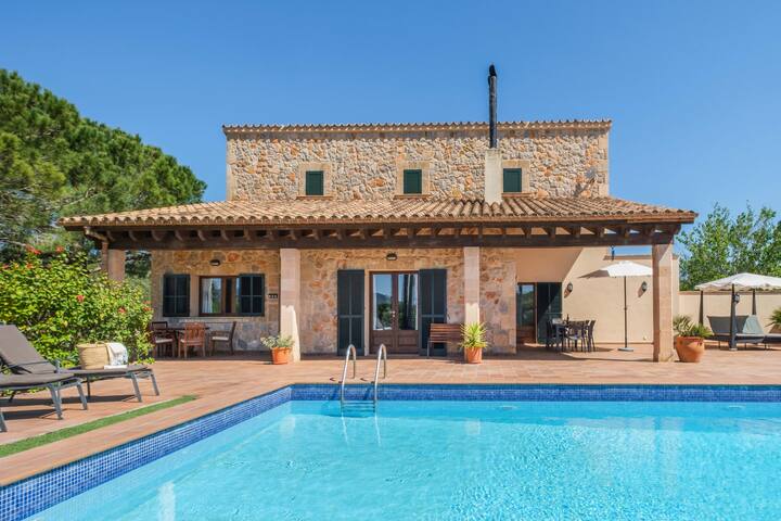 Charming finca with pool, sauna & mountain views