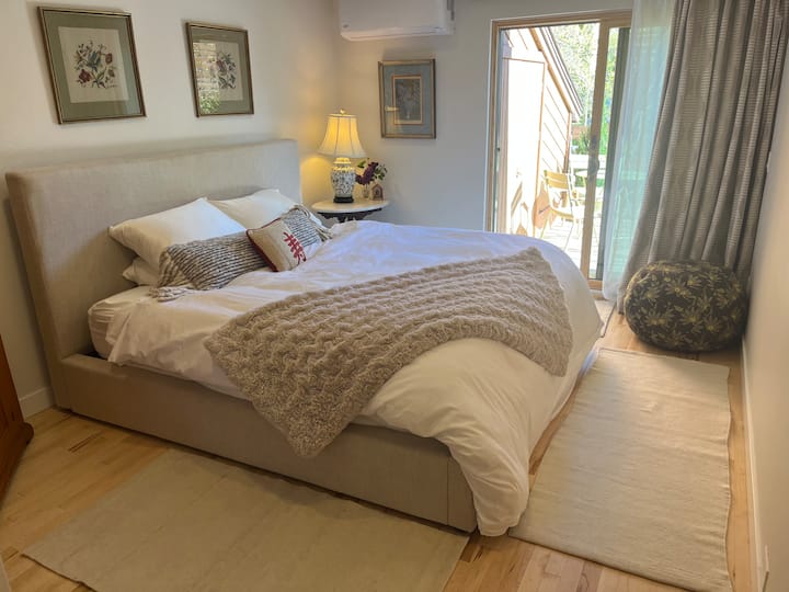 Ეს საძინებელი პატივს მიაგებს დედაჩემს, რომლის ნაკეთობებიც ისეთივე ლამაზია, როგორც ზეთის ნახატი.  Ეს ოთახი ძალიან მყუდროა და იხსნება ტერასაზე.