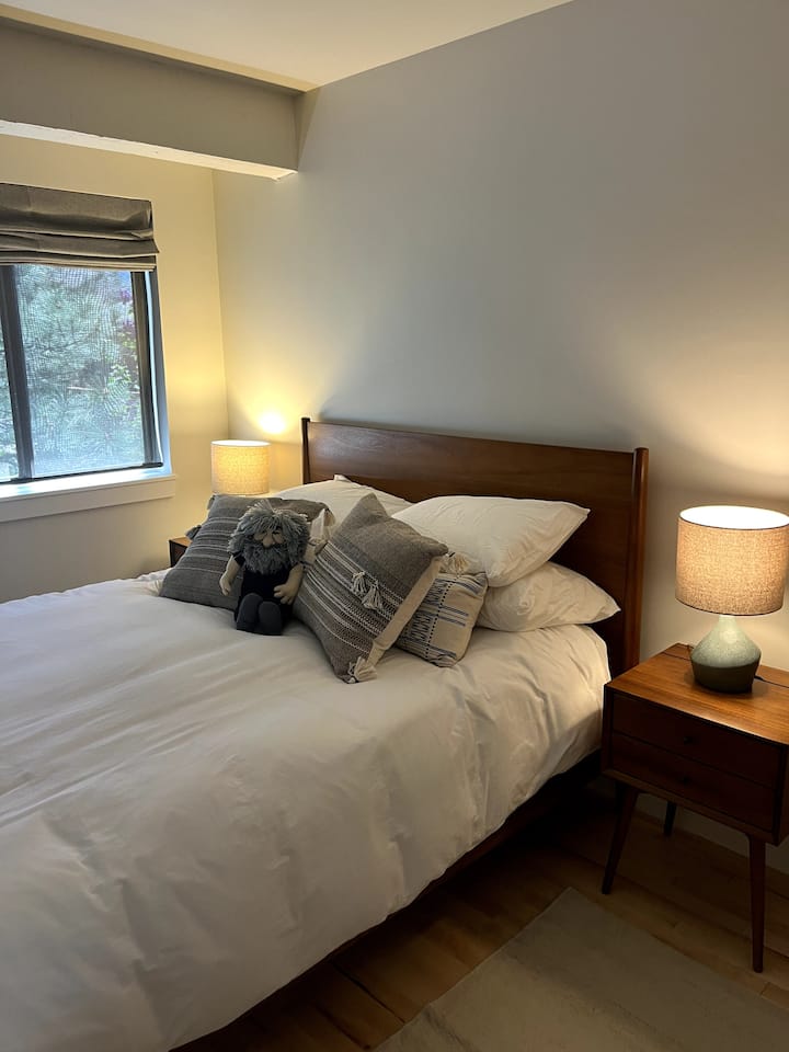 Ჯერი განსაკუთრებით აფასებს ამ ოთახის უშუქო ფარდებს.