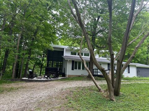 Peaceful Wooded Lake Cottage Retreat