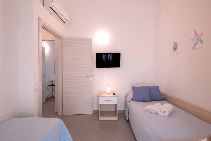 Მეორე სართულზე ბინების ერთადგილიანი ოთახი (მეორე დამატებითი ერთადგილიანი საწოლით).