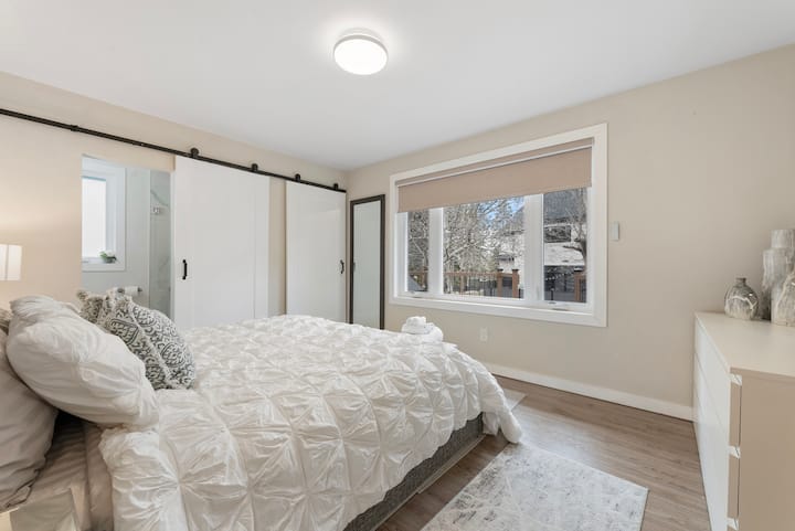 manželská posteľ veľkosti King, vlastná kúpeľňa, šatník a zásuvky na odkladanie vecí