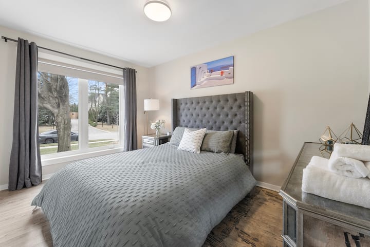 spálňa s manželskou posteľou a výhľadom na prednú časť domu