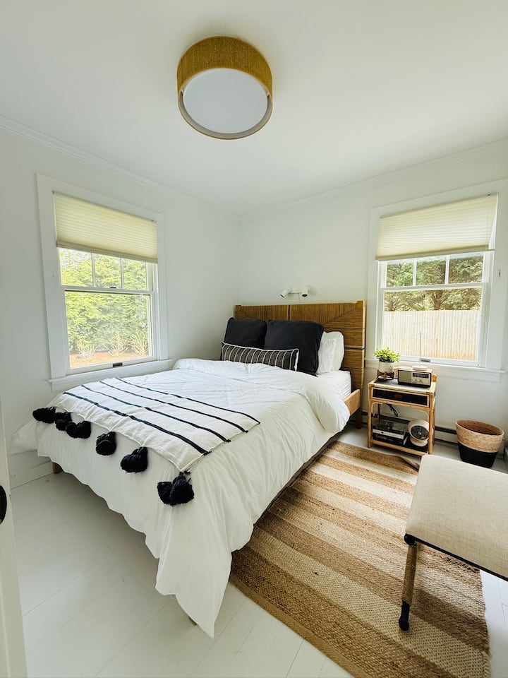 Gostinjska kućica s prednjom sobom za dvije osobe. Prozorska jedinica klima-uređaja. Jutarnje svjetlo. Sjenila za privatnost, ali ne i zatajenje. Ormar za odjeću. Svjetla za čitanje.