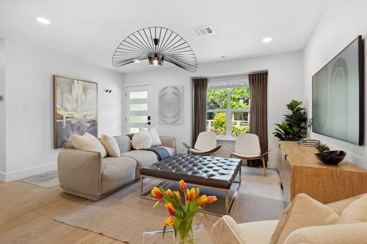 SoLux in SoCo | 4 King Suites +Wellness Room gallery image 3