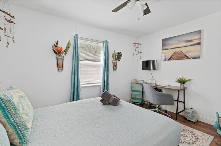 Спокоен, релаксирачки простор дизајниран со мирни вибрации инспирирани од крајбрежјето. ✨