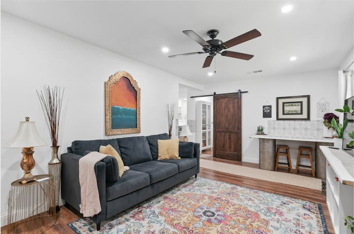 Меки места за седење, природни текстури и пријатна атмосфера - тука се создаваат сеќавања. ✨