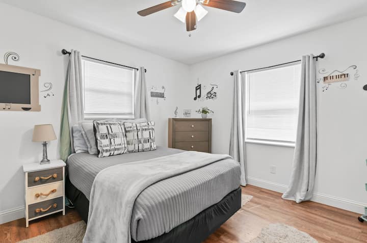 Tennessee/Music City Room: удобно место за одмор со декор инспириран од Нешвил, со 1 кревет во целосна големина и приватен телевизор. Совршено за љубителите на музиката или за сите кои бараат стилски, удобен простор за опуштање. ⭐⭐⭐⭐⭐