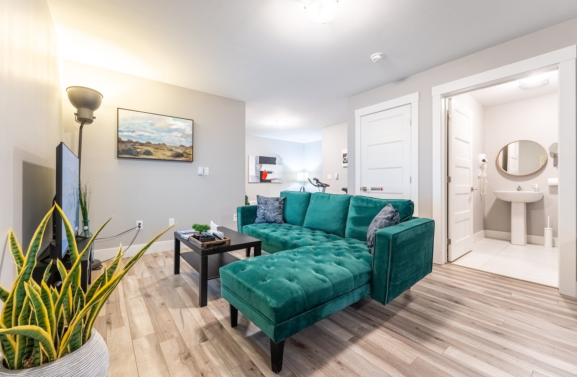 YHZ Cheerful Private Unit 10 min to Airport — photo 2