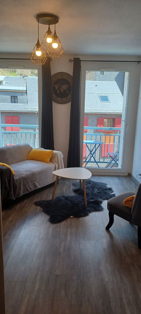 Top Airbnb: Cozy apartment with private parking à Cauterets