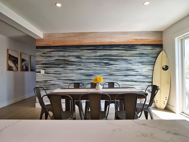 Spacious home located 1 mile from Newport Beaches gallery image 3