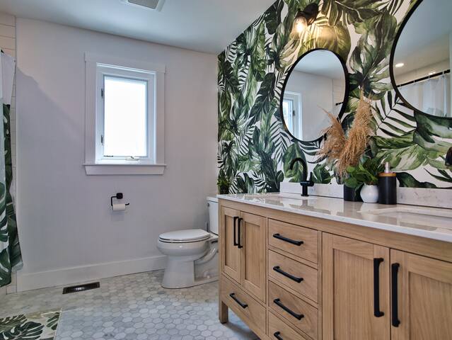 Spacious home located 1 mile from Newport Beaches gallery image 4