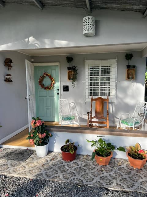 Casa Dolly– Cozy Rural Cottage Close to Downtown