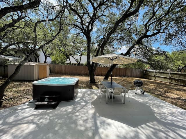 4BR Domain Retreat! Hot Tub and Foosball Fun!