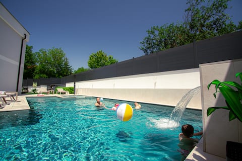 Modern villa •private pool •fireplace • EV charger