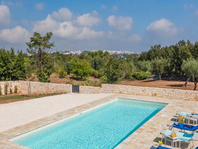 Spacious Ostuni 2 bed villa with large pool & BBQ gallery image 3