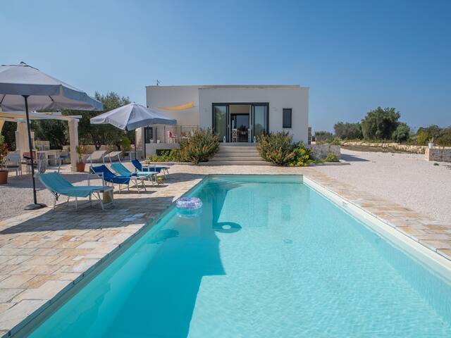 Spacious Ostuni 2 bed villa with large pool & BBQ gallery image 5