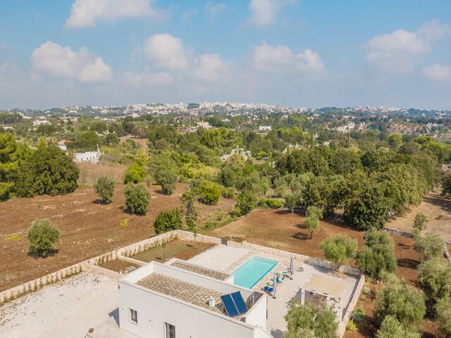 Spacious Ostuni 2 bed villa with large pool & BBQ gallery image 2