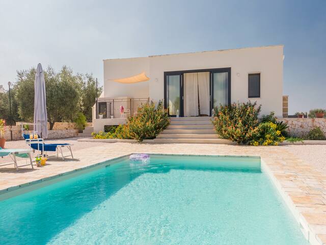Spacious Ostuni 2 bed villa with large pool & BBQ gallery image 4