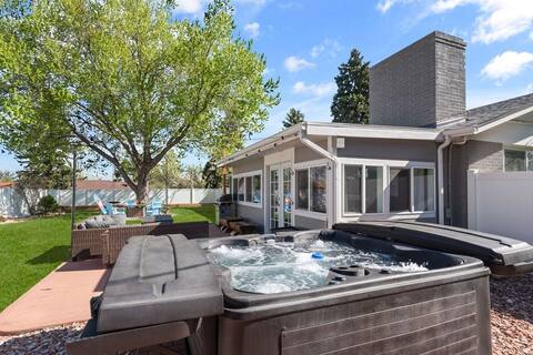 Hot Tub *ARCADe *Pickleball  *Karaoke *FIRE PIT