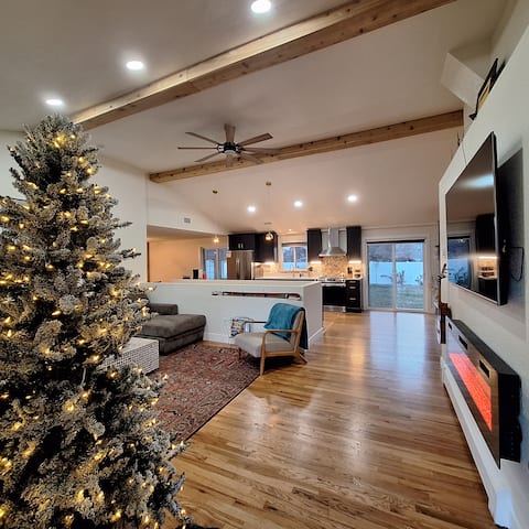 Hot tub * 8 Beds * Karaoke * Pickleball * Arcade