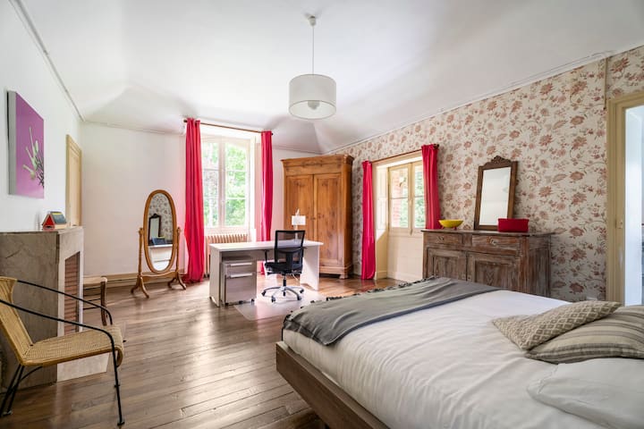 Veľká spálňa s rozlohou 25 m ² a vlastnou kúpeľňou