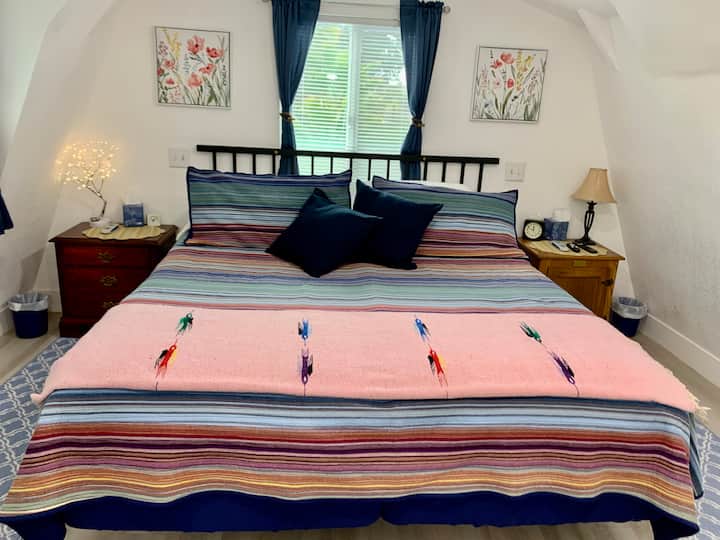 Chumba chetu cha kulala cha roshani kinaweza kuwekwa kama kitanda kimoja cha kifalme, au kugawanywa katika mapacha wawili wa XL.