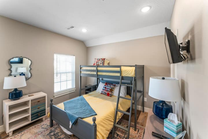 Slaapkamer 7:
Twin over Full Bunk Bed (3 Slaapplaatsen). 
Ook in deze slaapkamer zijn (2) aparte eenpersoonsbedden. 
Deze kamer, in totaal, geschikt voor 5 personen.