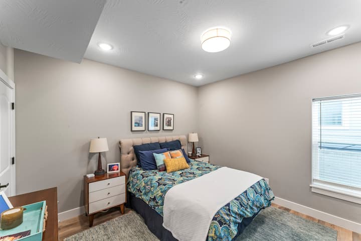 Gelegen op het lagere niveau. Dit is de primaire suite voor dit niveau met een eigen badkamer. Het beschikt over een queensize bed. 2 slaapplaatsen.