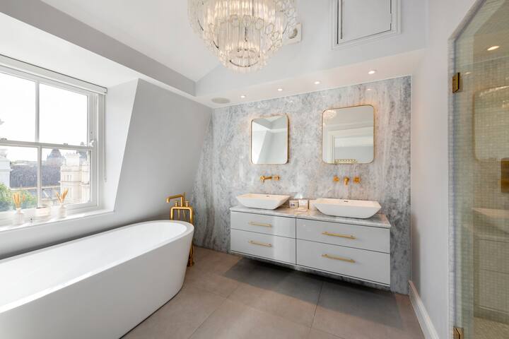 5-Bed Penthouse | Huge Roof Terrace & AC gallery image 4