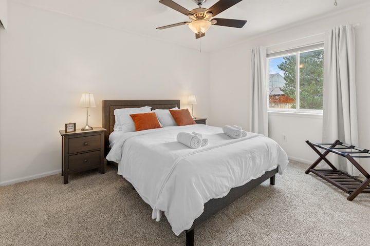 Dormez profondément sur un matelas en mousse à mémoire de forme queen size, conçu pour le confort. Profitez d'un éclairage doux provenant des lampes de table de chevet, d'un porte-bagages pour un déballage facile et d'un placard avec cintres et rangements, le tout avec une vue paisible sur l'arrière-cour.