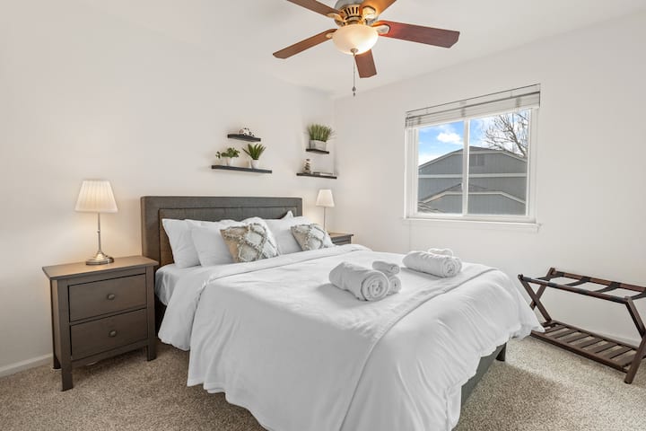 Détendez-vous dans cette chambre queen size confortable avec vue sur Pikes Peak, avec matelas en mousse à mémoire de forme pour un sommeil réparateur. Les lampes de table de nuit offrent un éclairage doux, tandis que le placard offre des cintres et un rangement supplémentaire, ce qui facilite l'installation.