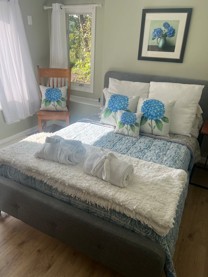 +8/24: ახალი სრული ზომის ლეიბი პლატფორმის საწოლზე. + +
Ეს საძინებელი მდებარეობს უფრო დაბალ დონეზე. 
Საწოლი ელექტრო ბუხარს აწყდება შესანიშნავი გარემოსთვის. 