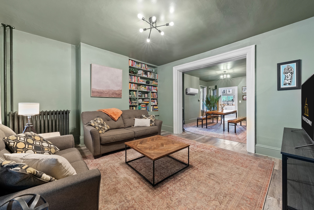 Ფართო მისაღები ოთახი სავსეა ბუნებრივი სინათლით, რომელიც დიდი ფანჯრებიდან გადის და თბილ და მიმზიდველ გარემოს ქმნის. Მყუდრო დასაჯდომ ადგილებს ემატება საკითხავი მასალების კურირებული კოლექცია, რომელიც იდეალურია დასვენებისთვის.