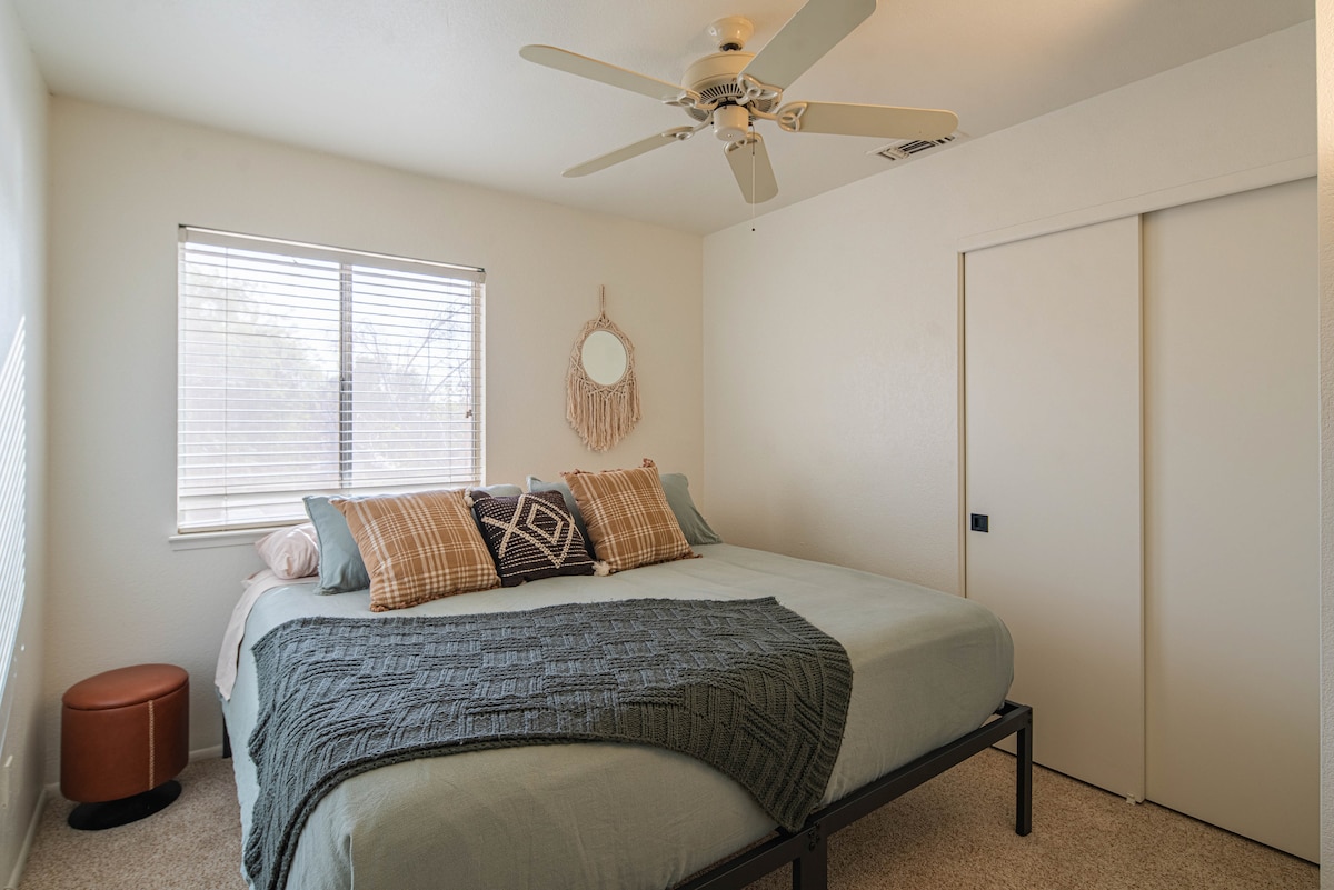 Легло с размер King в самостоятелна спалня с телевизор. Във всичките седем спални ви очакват удобства, подобни на тези в курорт. Светли стаи с красиво спално бельо, вдъхновено от номад, и 12 - инчови матраци от мемори пяна. Вентилатор на тавана, килер и изглед към планината!