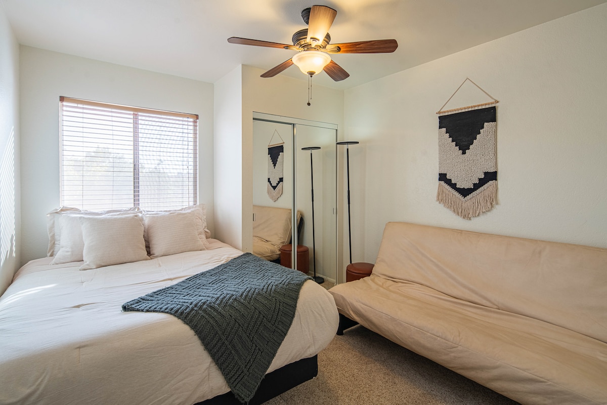 Двойно легло с голям футон и големи огледални врати на гардероба. 