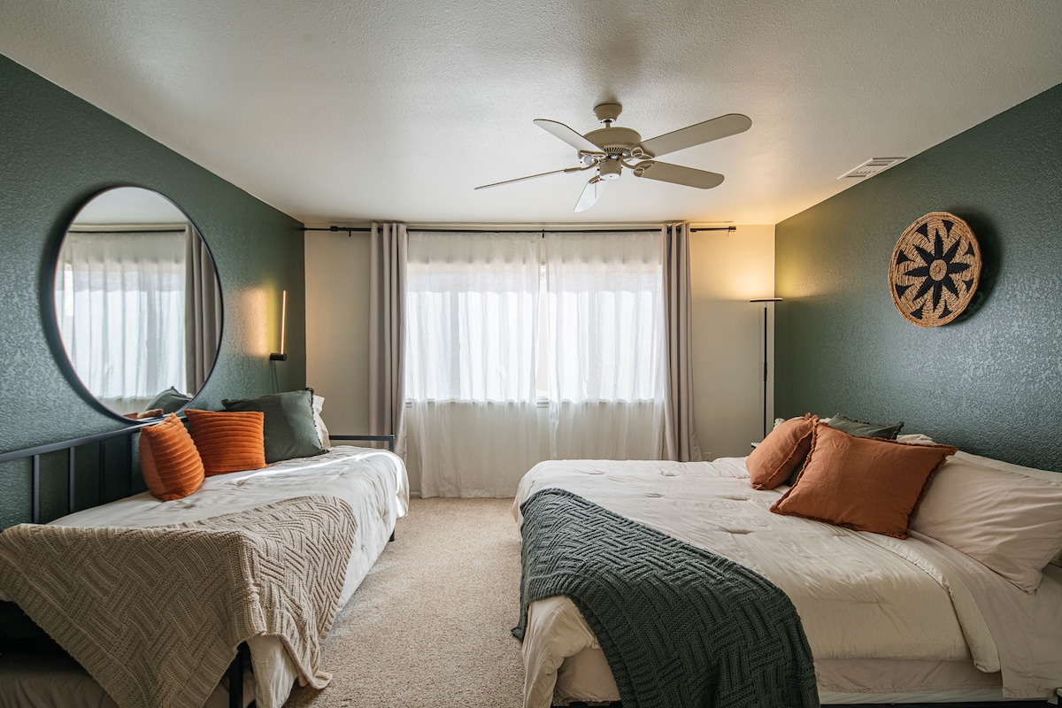 Голям самостоятелен апартамент с двойно легло king size и двойна въртележка в основната спалня до самостоятелния офис.  Големи прозорци с чудесно осветление и вентилатор на тавана.