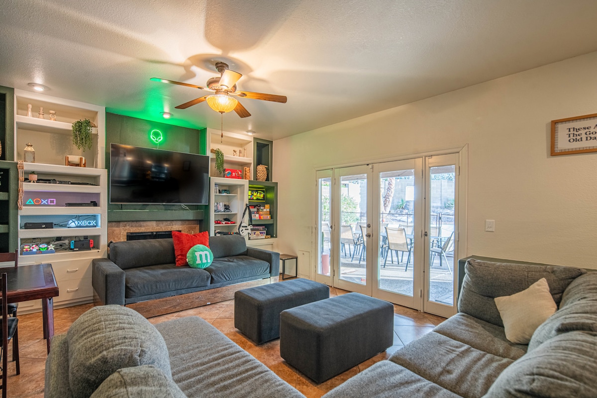 Насладете се на любимите си настолни игри или конзоли  тук, в тази голяма всекидневна. Това е идеалното място да се отпуснете със семейството и приятелите си. С повече от 20 настолни игри и множество конзоли, тази стая със сигурност ще забавлява гости от всички възрасти.